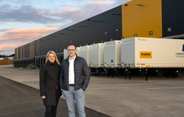 Mitarbeiter vor Speditionshalle in Villingen-Schwenningen