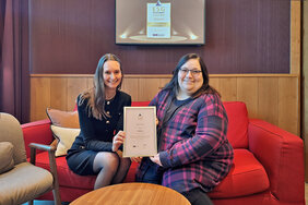 Judith Noerpel-Schneider und Viktoria Wessel mit dem ESG Award