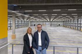 Mitarbeiter in leerer Speditionshalle