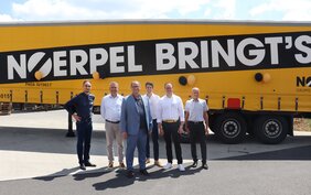 Mitarbeitende vor einem Noerpel LKW zur Einweihungsfeier in Villingen-Schwenningen