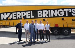 Mitarbeitende vor einem Noerpel LKW zur Einweihungsfeier in Villingen-Schwenningen